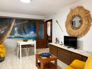 Una televisión o centro de entretenimiento en Tropico Apartament