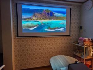 神戸市にあるTakaraboshi room 301 Sannomiya 10 minの壁に掛けられた薄型テレビ
