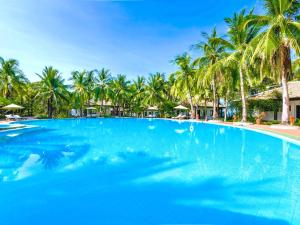Bazén v ubytování Lang Co Beach Resort nebo v jeho okolí