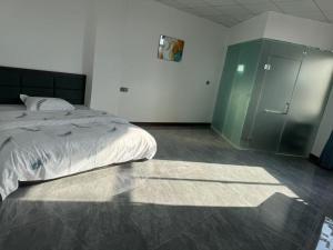 Llit o llits en una habitació de Zhengfeng Hotel