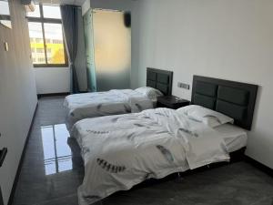 Llit o llits en una habitació de Zhengfeng Hotel