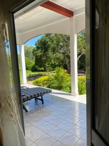 マジュンガにあるVilla Mahasoa spacieuse à Belinta Amborovyのパティオ(ベンチ付)へアクセスできます。