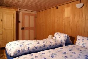 zwei Betten in einem Zimmer mit Holzwänden in der Unterkunft Wisli - b48517 in Stein