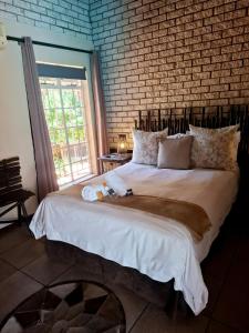 Postel nebo postele na pokoji v ubytování Lion's Guesthouse and The Buck&Lion Restaurant