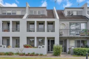 an image of a large white house at Riverside in Maryville