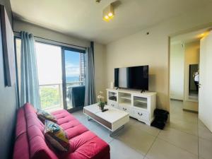 Uma televisão e/ou sistema de entretenimento em Unixx Pattaya High floor view