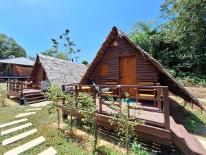 a small log cabin with a thatch roof at Phu Aunna in Ko Phayam +37 photos