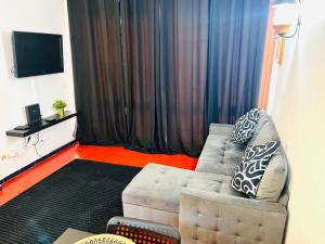 un soggiorno con un divano e una televisione di Point Apartament Praia da Oura ad Albufeira