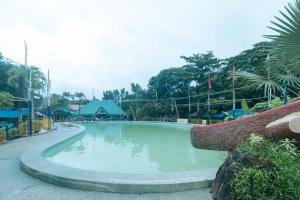 Πισίνα στο ή κοντά στο Villa Del Carmen Resort & Restaurant by RedDoorz