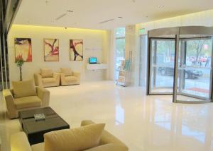 a large living room with couches and a table at Jinjiang Inn - Beijing Daxing Development Zone in Daxing