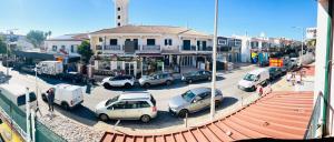 un gruppo di auto parcheggiate in un parcheggio di Point Apartament Praia da Oura ad Albufeira