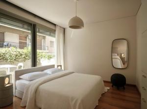 アテネにあるAmanda Blueの白いベッドと鏡のある寝室 +50枚の写真