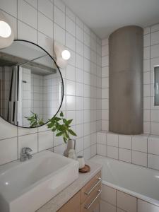 アテネにあるAmanda Blueの洗面台、鏡、浴槽のあるバスルーム