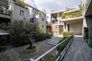 アテネにあるAmanda Blueの木のあるアパートメントの中庭