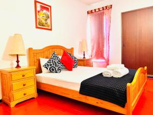 una camera da letto con un letto con due asciugamani sopra di Point Apartament Praia da Oura ad Albufeira