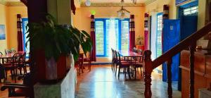 Hotel Deep Oasis Pokhara餐厅或其他用餐的地方