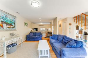 Et opholdsområde på Walk to Bethany Beach Boardwalk Coastal Retreat