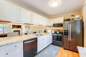 Køkken eller tekøkken på Walk to Bethany Beach Boardwalk Coastal Retreat