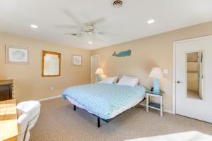 En eller flere senge i et værelse på Walk to Bethany Beach Boardwalk Coastal Retreat + 26 billeder