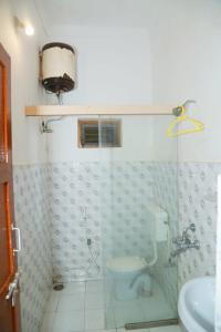 un bagno con un water e un lavandino di Rainforest villa a Yercaud