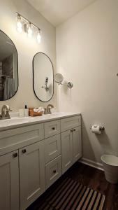 Ένα μπάνιο στο Modern Ranch Fenced Backyard - 6 mins to South End +30 φωτογραφίες