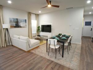 Μια τηλεόραση ή/και κέντρο ψυχαγωγίας στο Modern Ranch Fenced Backyard - 6 mins to South End