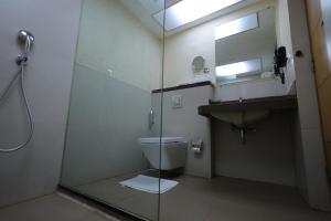 Hotel Aashray Inn的一间浴室