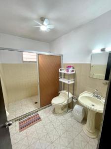 a bathroom with a toilet and a sink at Casa Marina Miramar in Ciudad Madero