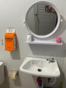 una persona che scatta una foto di un lavandino in bagno di Poppy hostel a Pai Altre 12 foto