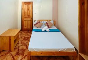 Postel nebo postele na pokoji v ubytování RedDoorz at Bilza Lodge Sagada