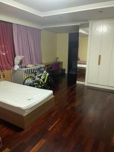 - une chambre avec un lit et une chambre avec un canapé-lit dans l'établissement Royal Apart Residence, à Phuket