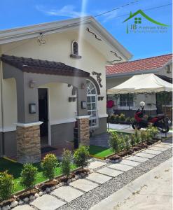 DauisにあるVilla Sarah Royal Palm Tres Panglao, Boholの前方の家型
