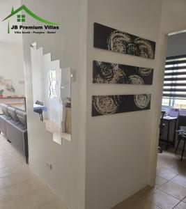 DauisにあるVilla Sarah Royal Palm Tres Panglao, Boholの壁画三点の部屋