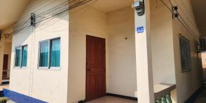 佛统Chok Phikul Thong Resort的建筑的一侧有门