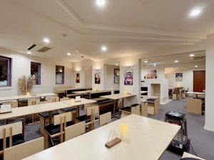湯沢町にあるWonderwall美好境界 日本苗場館の白いテーブルと椅子が備わるお部屋