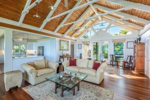 Χώρος καθιστικού στο Makana Akua Haena home