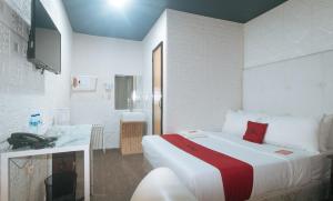 Postel nebo postele na pokoji v ubytování RedDoorz Premium at THE GRAND PENINSULA SUITES