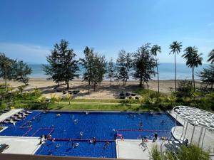 Tenis a/nebo squash v ubytování Sematan Roxy Beach Apartment nebo okolí