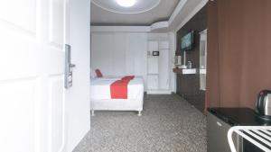 TV a/nebo společenská místnost v ubytování RedDoorz Premium at THE GRAND PENINSULA SUITES