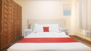 Postel nebo postele na pokoji v ubytování RedDoorz Premium at THE GRAND PENINSULA SUITES