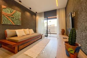 - un salon avec un canapé et un cactus dans l'établissement Refúgio em Condomínio Resort na Rota dos Milagres, à Porto de Pedras 140 autres photos