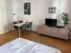 Televízia a/alebo spoločenská miestnosť v ubytovaní Casa Nostra - Helle Wohnung - direkt am Augarten