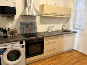 Kuchyňa alebo kuchynka v ubytovaní Casa Nostra - Helle Wohnung - direkt am Augarten