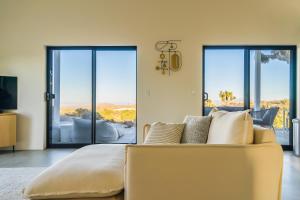 Ruang duduk di White Desert House Luxe Hideaway Views Spa