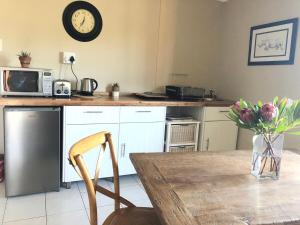 Η κουζίνα ή μικρή κουζίνα στο Cozy Cottage in Peaceful Winston Park