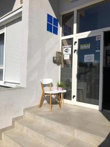 una silla sentada frente a un edificio en Mikulić Apartments, en Zadar