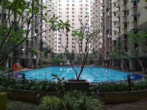 Πισίνα στο ή κοντά στο Spacious 3BR at Gateway Ahmad Yani Cicadas Apartment By Travelio