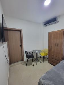 une pièce avec une table, des chaises et une télévision dans l'établissement Jose Andres Mini Suite 4, à San Cristóbal