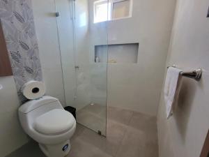 une salle de bain avec toilettes et douche en verre dans l'établissement Jose Andres Mini Suite 4, à San Cristóbal 13 autres photos