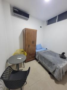 - une chambre avec un lit, une table et une chaise dans l'établissement Jose Andres Mini Suite 4, à San Cristóbal